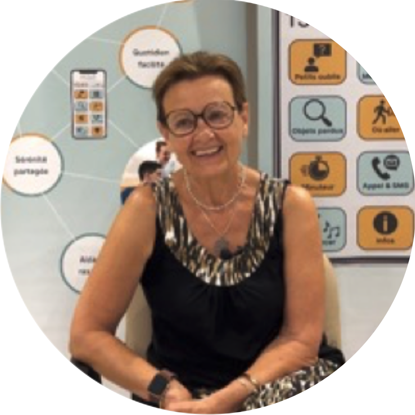 Photo de Françoise Photo de Françoise devant une affiche Maé®, elle a essayer Maé® lors des expérimentation.