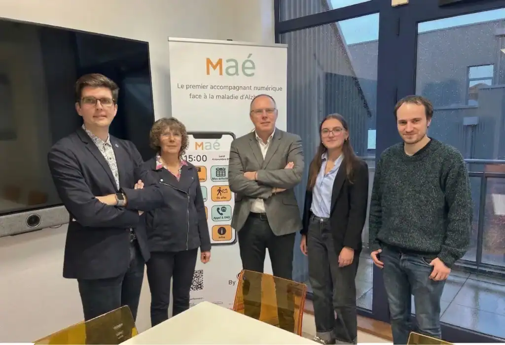 Photo de l'équipe WEchalleng réunie devant le panneau Maé®, la startup française spécialisée dans les solutions numériques pour les troubles de la mémoire et la maladie d'Alzheimer