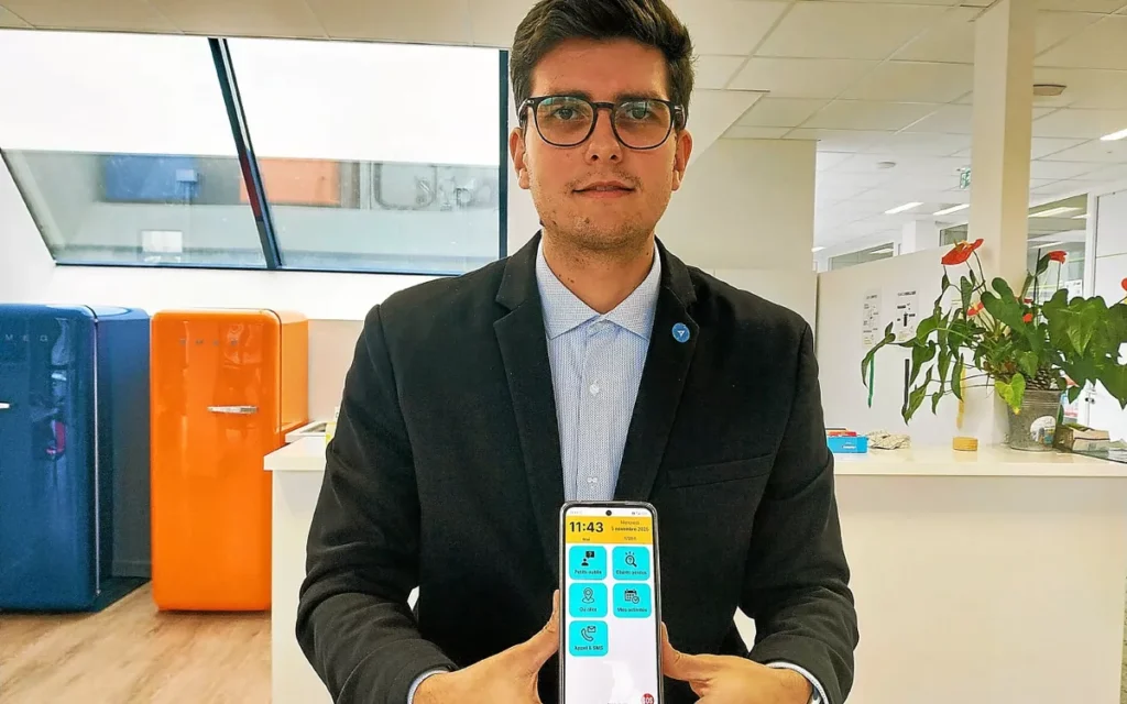 Loris Prabel, fondateur de WEchalleng, présentant l'application Alzheimer Maé® lors d'une interview presse
