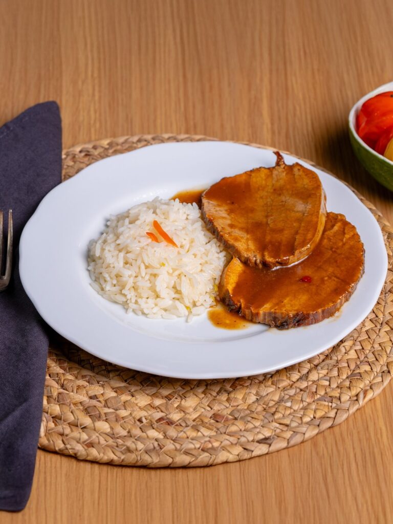 Assiette simple avec riz et viande en tranches, exemple de repas facile à préparer et à servir pour une personne atteinte d'Alzheimer