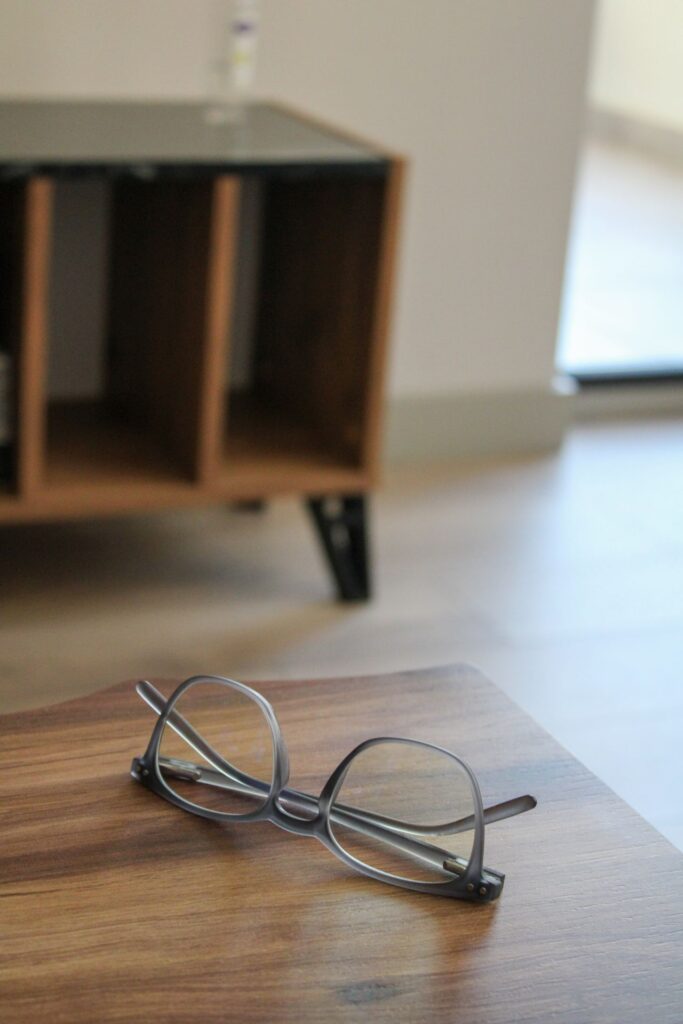 Lunettes posées par terre dans un salon, illustration d'un objet égaré dans un endroit inhabituel chez une personne atteinte d'Alzheimer