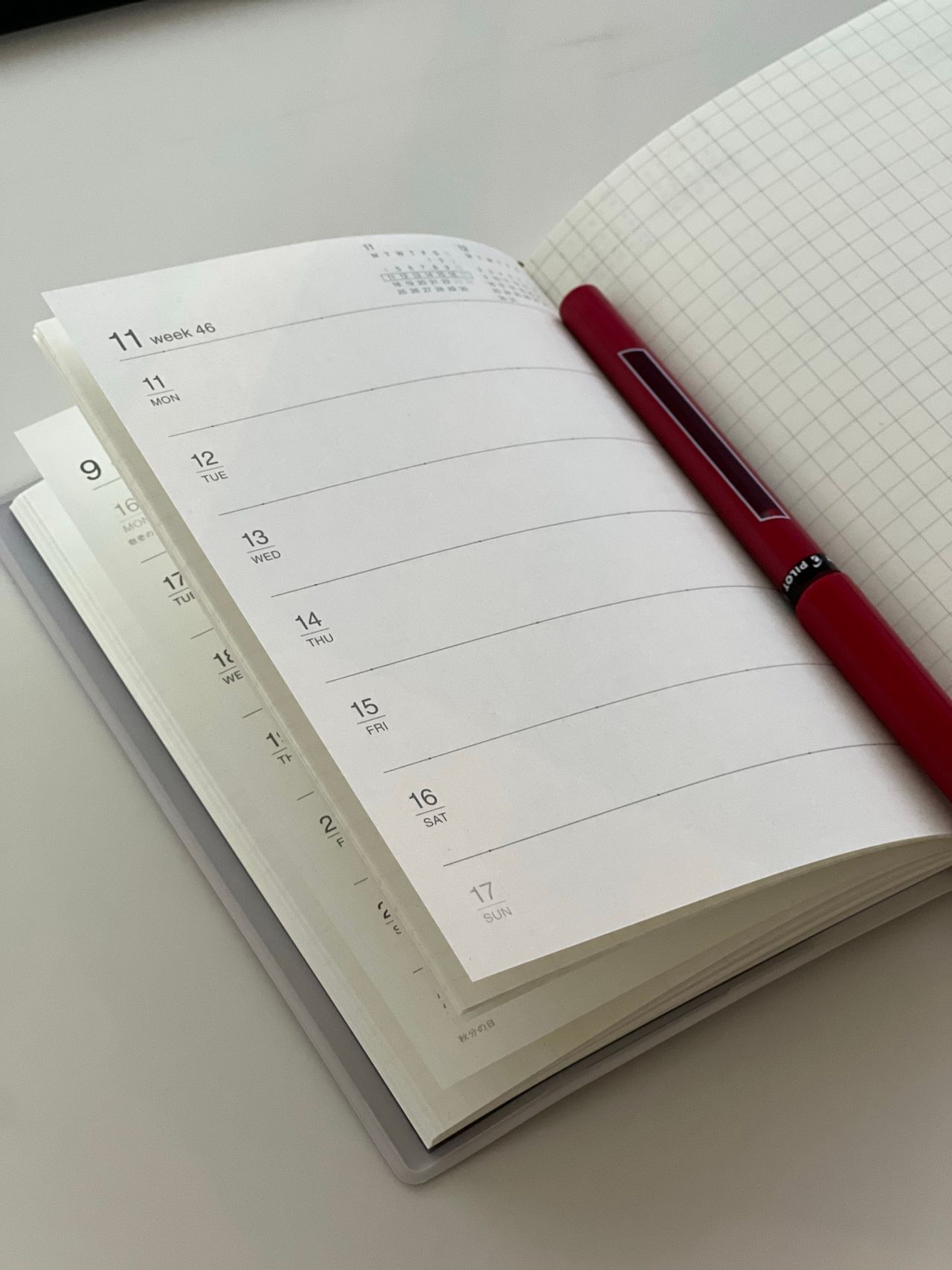 Agenda hebdomadaire vierge avec stylo, illustration d'un planning structuré pour organiser le quotidien d'une personne accompagnée
