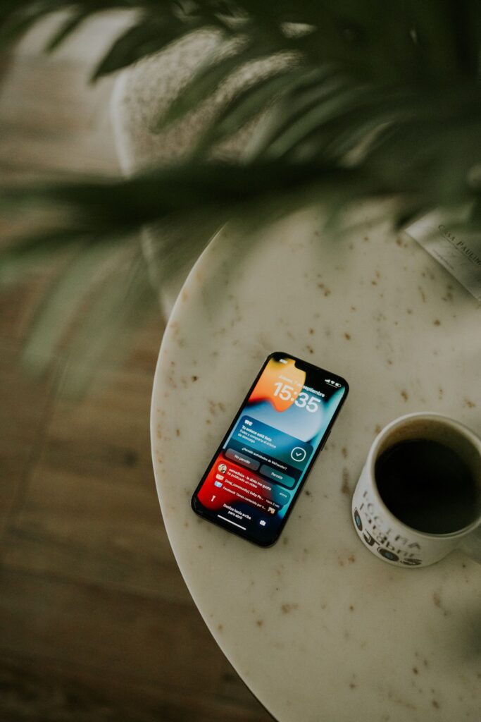 Téléphone posé sur une table affichant des notifications, illustration de la surveillance à distance et du suivi du quotidien via une application aidant